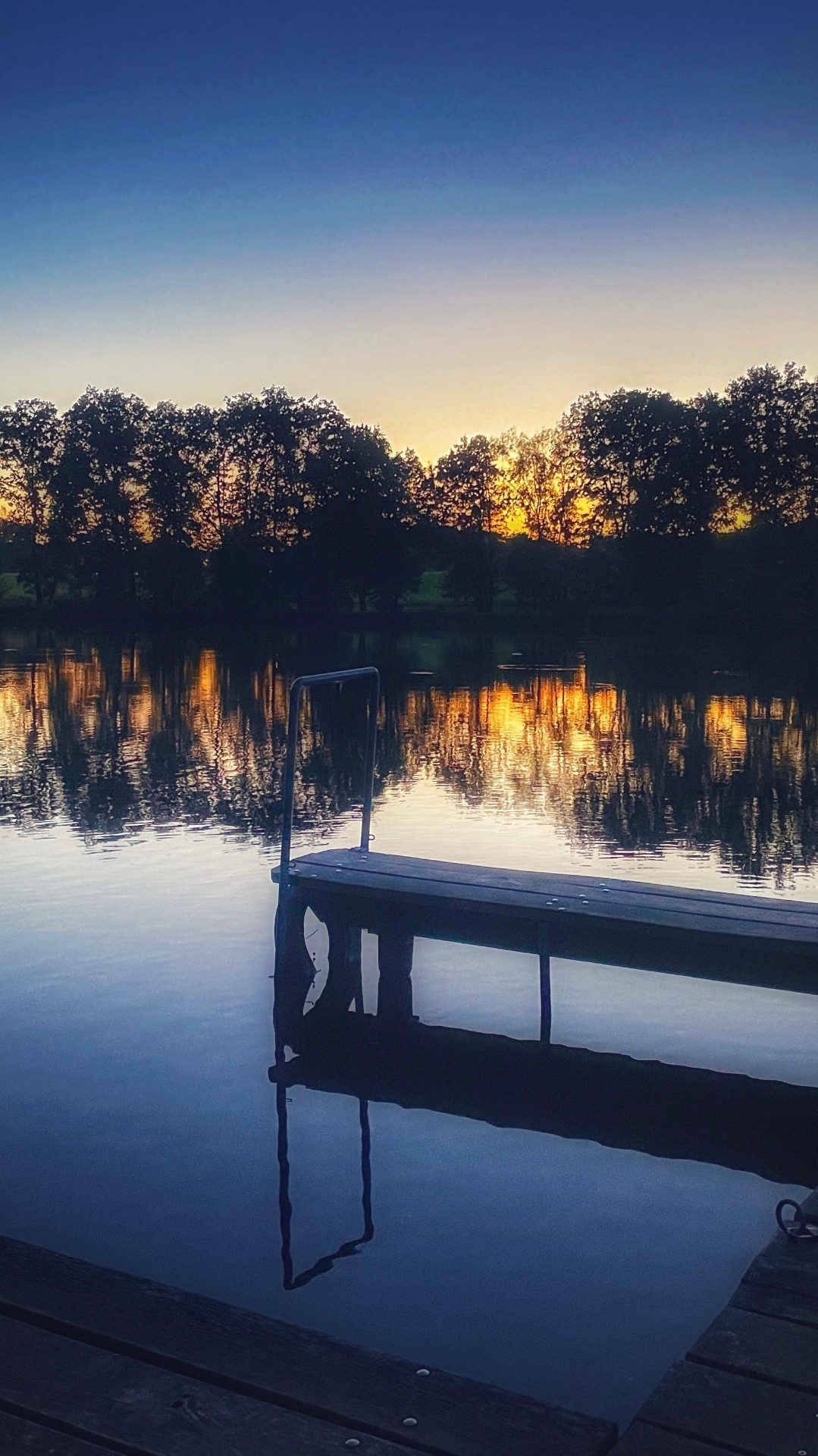 Holzsteg an einem ruhigen See